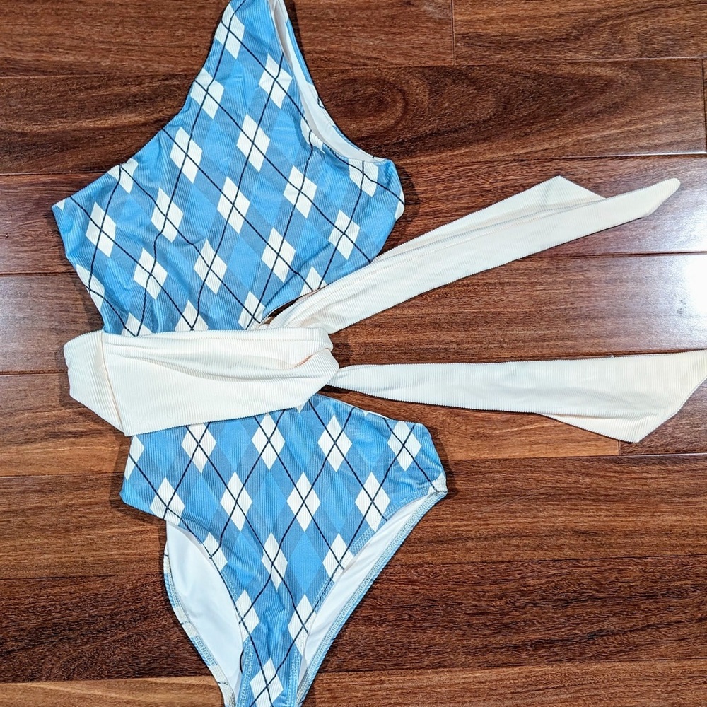 Beach Riot Carlie one piece swim suit. NWOT liner intact
